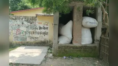 लाखों की लागत से बना सामुदायिक शौचालय बना ‘भूसा घर’, बगल में चल रहे आंगनबाड़ी के मासूम बच्चे खुले में जाने को मजबूर